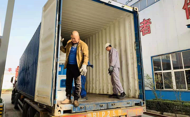 等待顆粒機生產(chǎn)線配套設備裝車.jpg 等待顆粒機生產(chǎn)線配套設備裝車.jpg