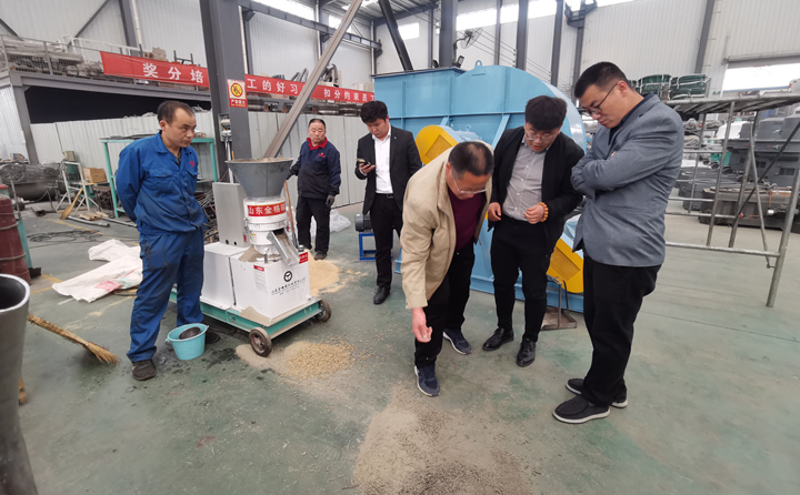 威海客戶查看飼料顆粒機顆粒質量.jpg 威海客戶查看飼料顆粒機顆粒質量.jpg